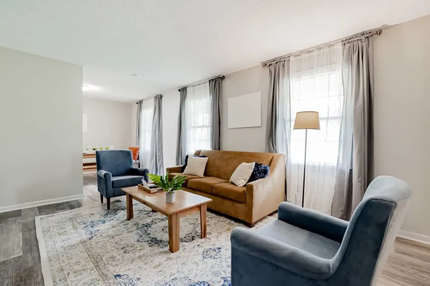 Mins to Lake Murray & Downtown! The Royal Retreat - Image 1