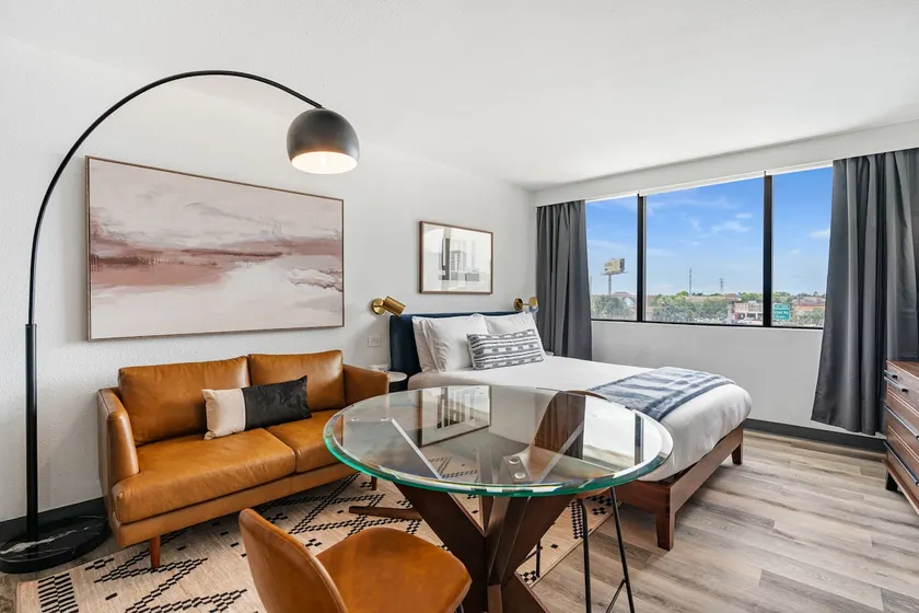 Studio w/ smart TV & desk | Upper Kirby | Lodgeur - Image 1