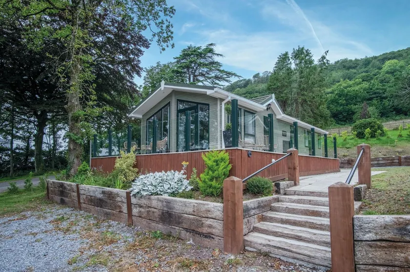 1 Manor Lodge - 3 Bedroom Lodge - Pendine - Image 1