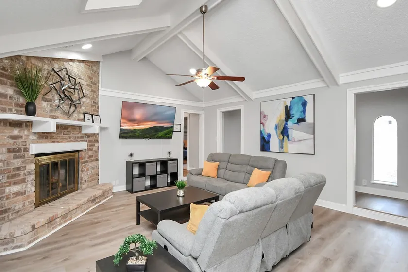 Houston 6BR Near IAH w/ Pool & BBQ - Image 1