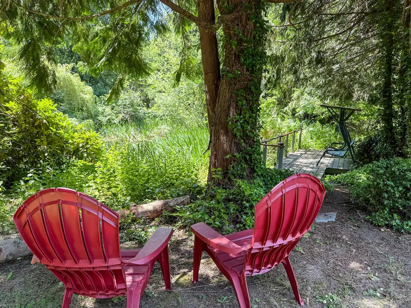 Dragonfly Haven: 2BR Cottage, Pond, EV Charger - Image 1