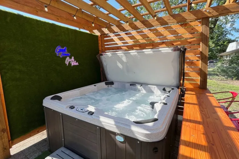 Charming Mpls Escape - Sleeps 14 - Image 1
