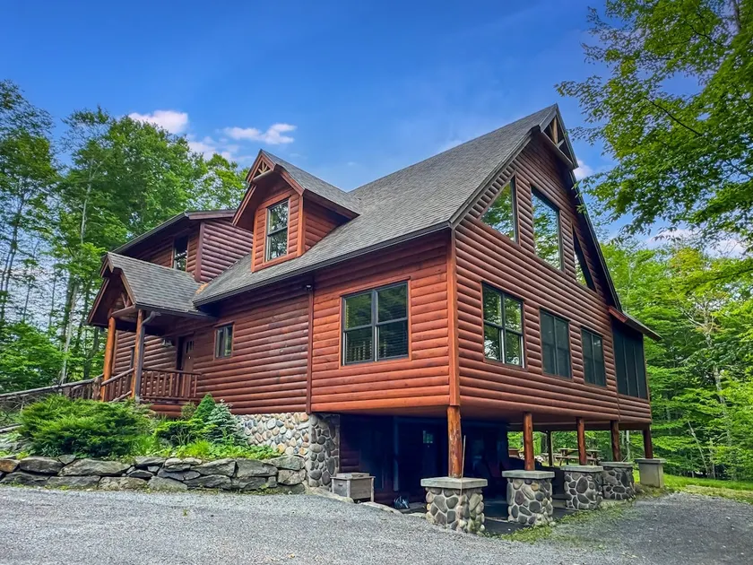 Pawnee Peak Lodge in Old Forge - Image 1