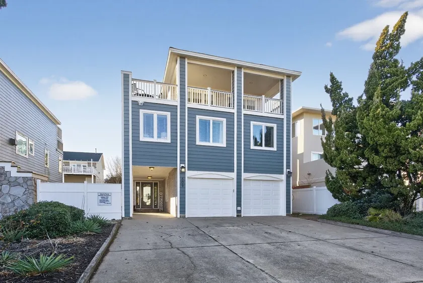 5BR + 2 Bonus Sleeping Rooms Beach, Pool, Hot Tub - Image 1