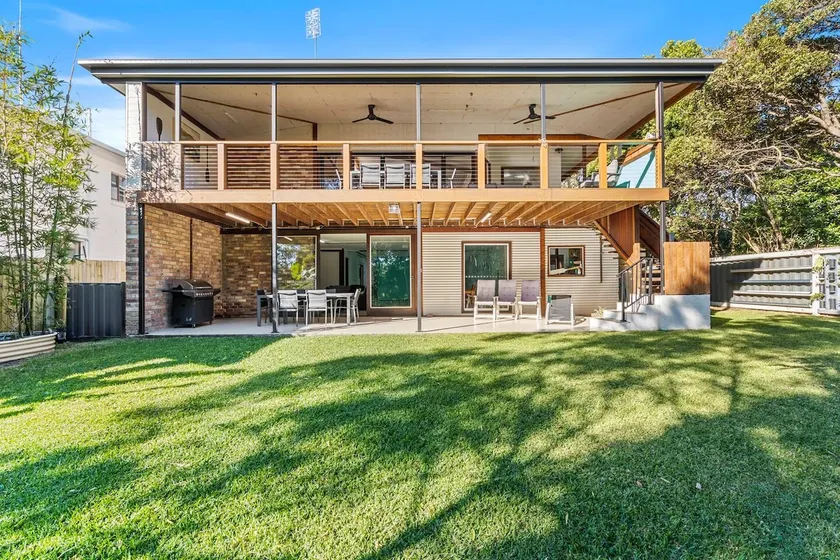 Large Beach Retreat with Ocean Breeze & Style - Image 1