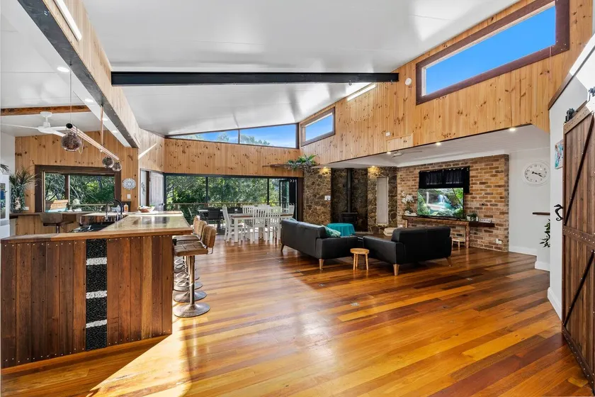Large Beach Retreat with Ocean Breeze & Style - Image 1