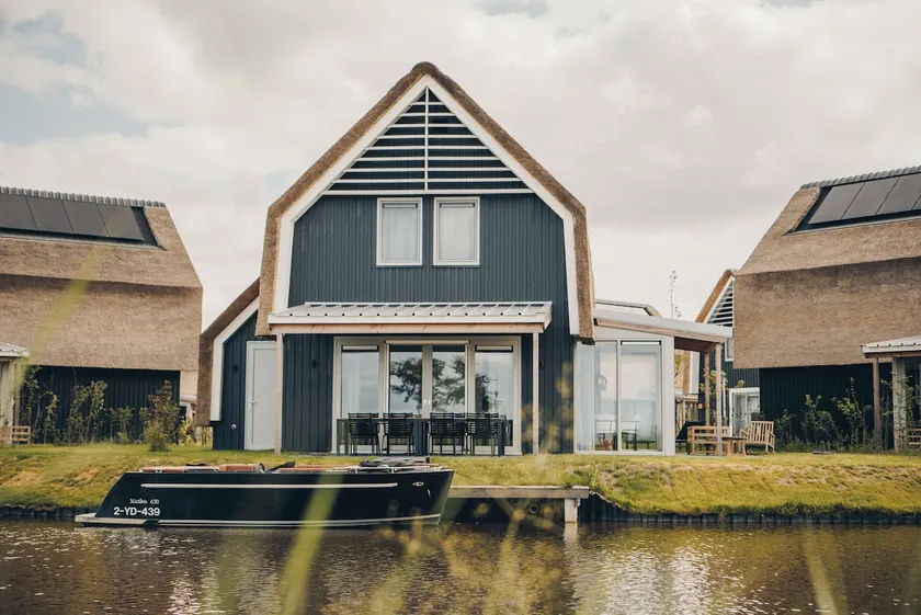 Luxury Waterfront Villa in Heeg for 6 Guests with Private Dock & Direct Access to the Heegermeer - Image 1