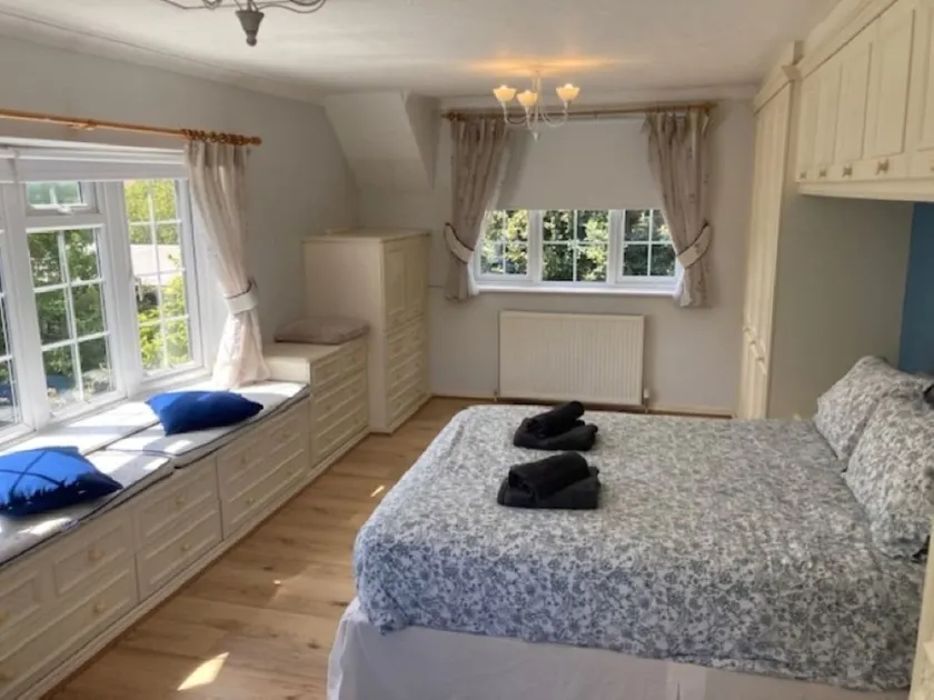 Sherrington Cottage 1 minute walk to Frintons blue flag beach Sleeps up to 8 - Image 1