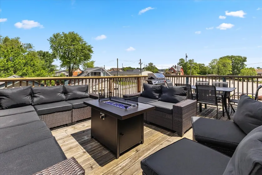 Stylish 2-Story Retreat w Balcony & Parking - Image 1