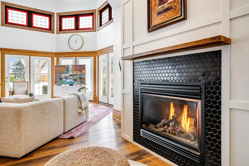 7 bedroom Retreat House with Pool and Hot Tub - Image 1