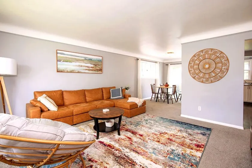 Maple Heights 3BR Summer Haven — Cozy & Spacious - Image 1