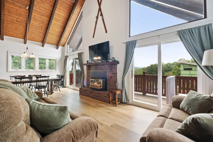 Mountain View Chalet w/Amenities - Image 1