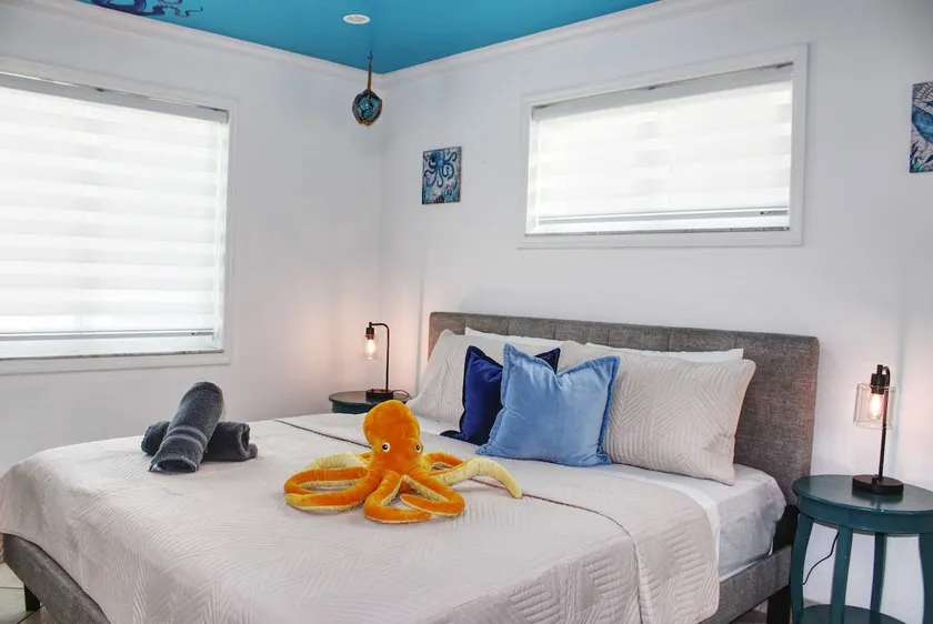 Octopus Sanctuary · Steps from the Beach W/Parking - Image 1