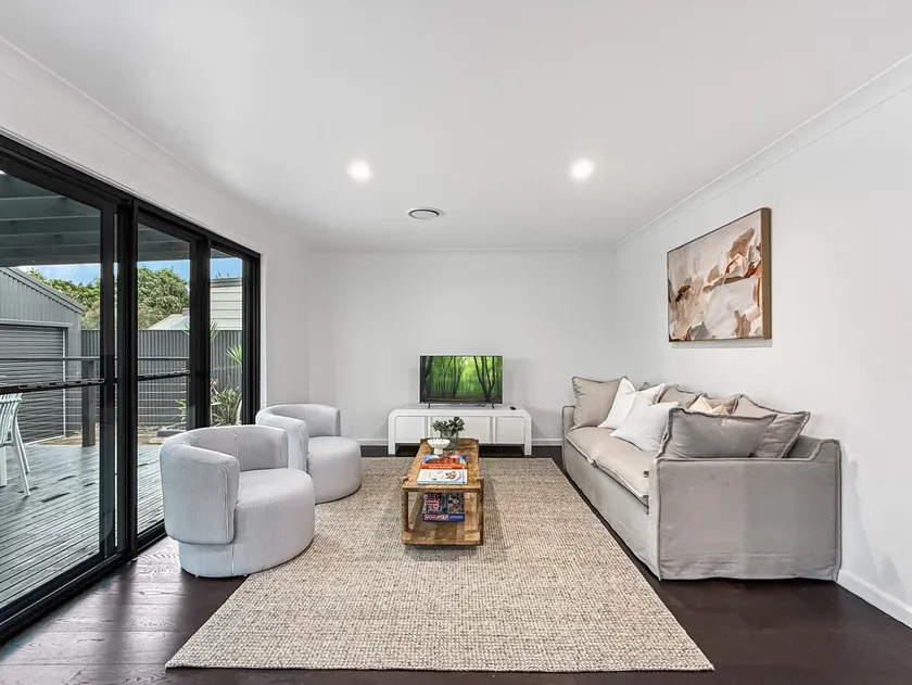 Spacious 3-Bedroom Home with Private Pool  BBQ - Image 1
