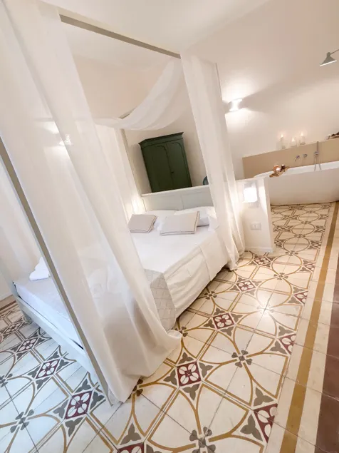 Luxury apartment with a bathtub in the room - Image 1