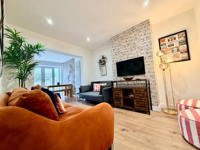Isleworth House with Garden & private parking - Image 1