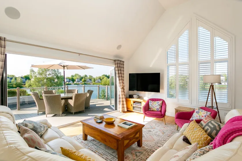 Gorgeous 4 bedroom Cotswolds home with lake view - Image 1