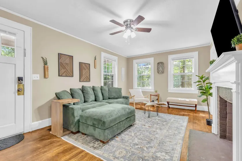 Spacious Stay w 2 King Beds Minutes to Downtown - Image 1