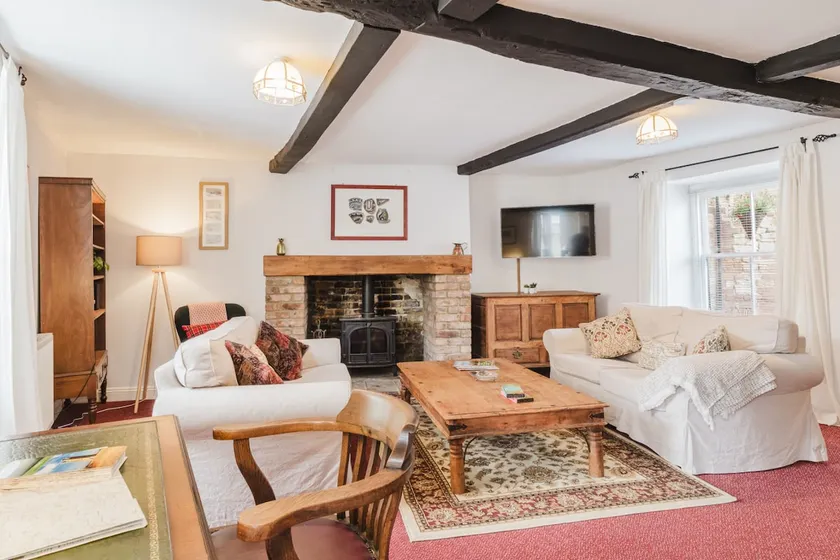 Charming Cotswolds Retreat in the Heart of Dursley - Image 1