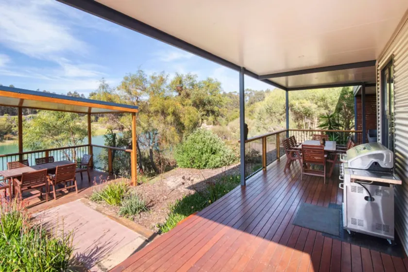 Wirraway Luxury Chalet | Lake Views | Private Gardens - Image 1