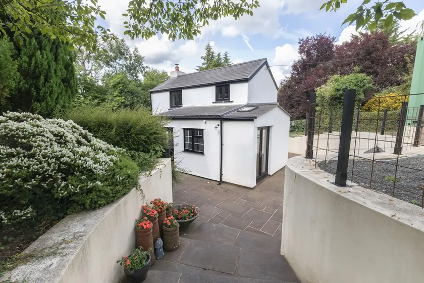 Tranquil Cottage with Hot Tub Close to Offa's Dyke - Image 1