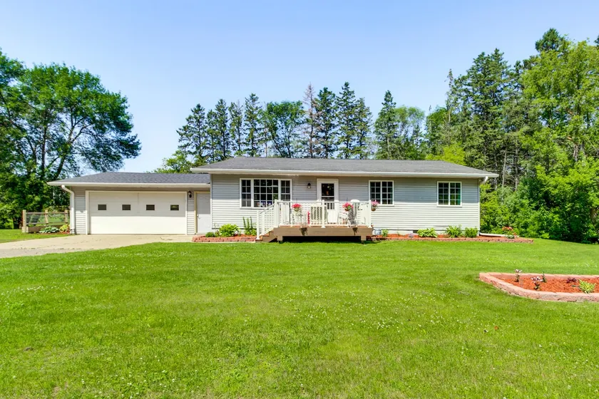 Country Living Near Main St: Quiet Minnesota Home - Image 1