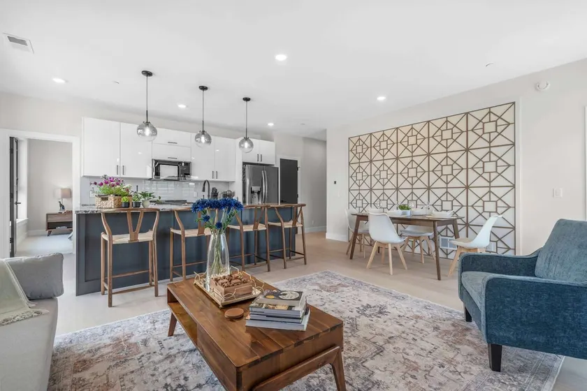 DOWNTOWN Modern Condo w/Garage, 3 Bedrooms, 3.5 Bath near water! - Image 1