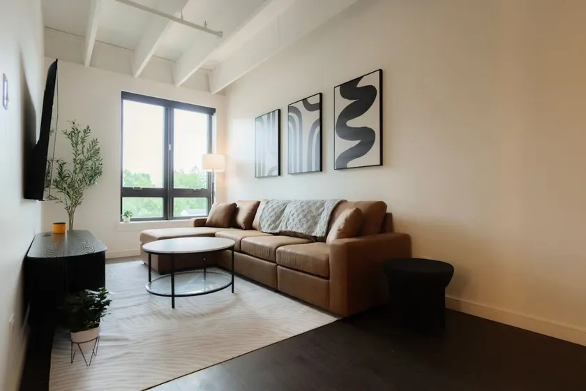Above The Roots | Stylish 1BD on the Square - Image 1
