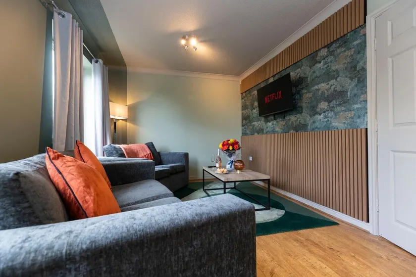 Professional Stays | 3-Bed House, Parking - Image 1