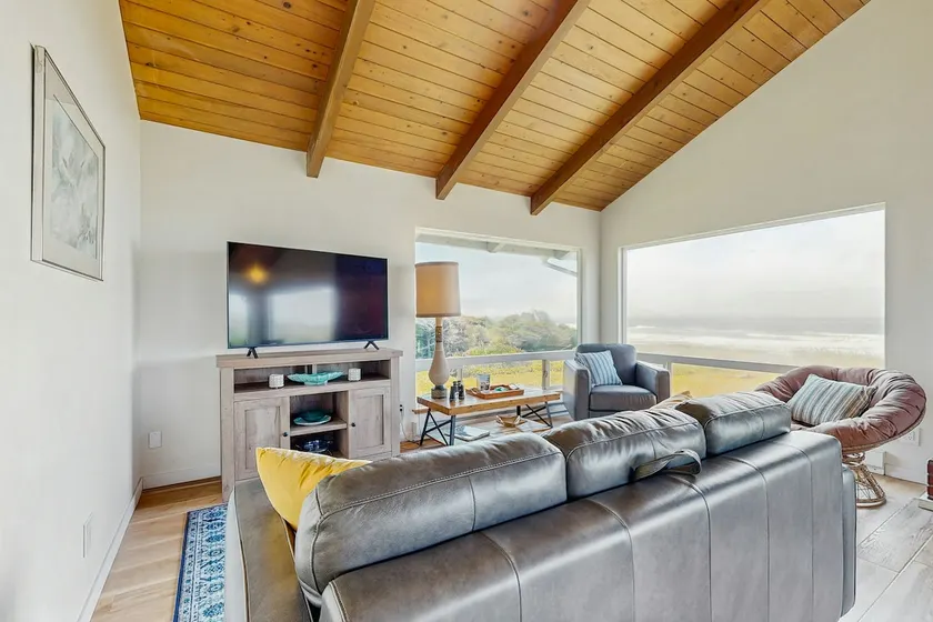 Oceanfront home with amazing sunsets, fire pit, & - Image 1