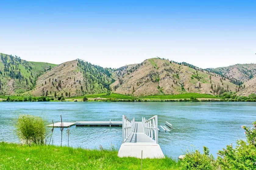 Riverside 4-bed home with stellar views & gameroom - Image 1