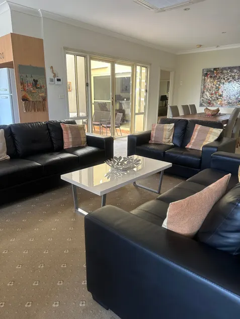 Spacious Williamstown Apartment with Free Parking - Image 1