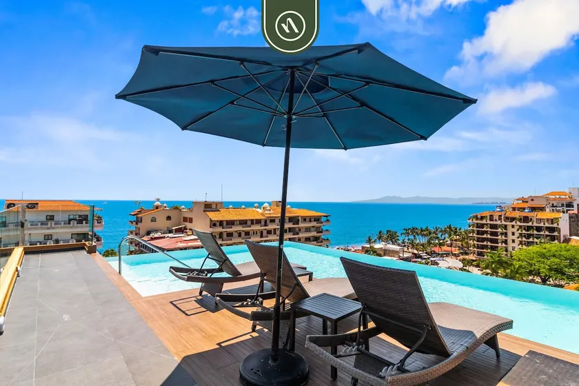 Centric 1 BR Condo with Gym – Amazing Rooftop Pool - Image 1