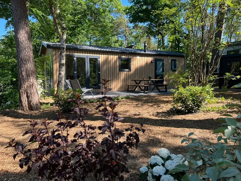 Cozy lodge in a park - Image 1