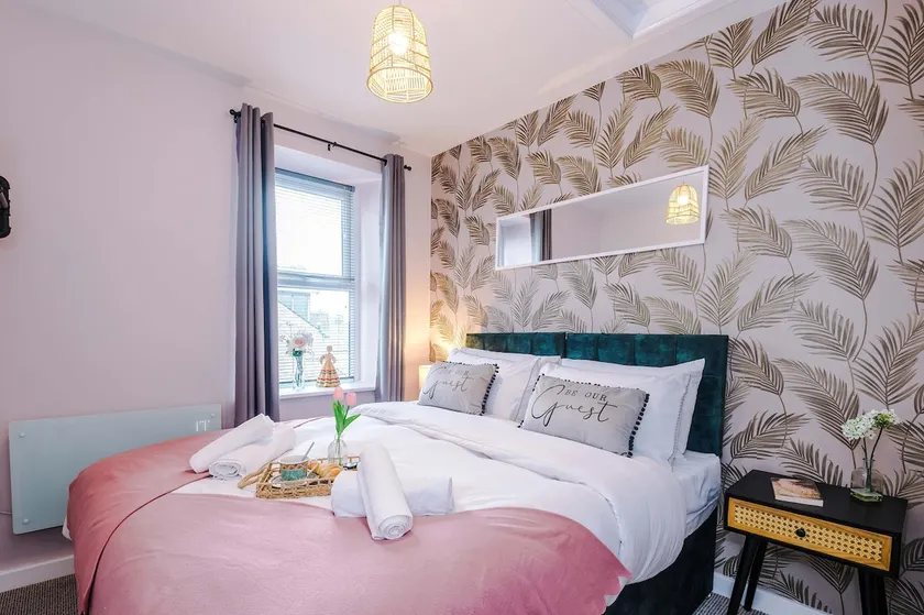 Stylish 2 Bedroom Apartment in Heart of Buxton - Image 1