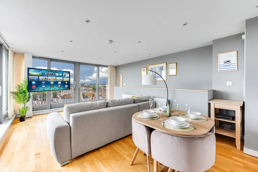 Central Bedford Penthouse with Balcony & Parking - Image 1