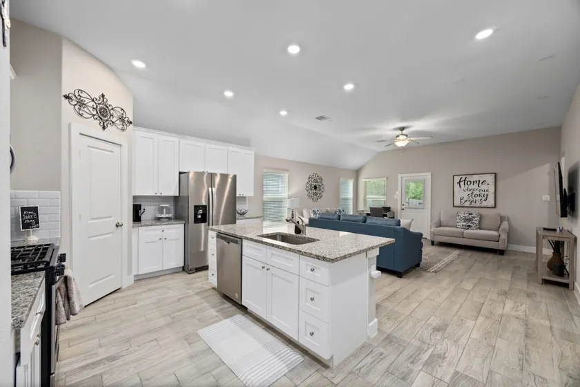 Spacious 3BR Conroe Home Sleeps 12 with Fenced Yard & Games - Image 1