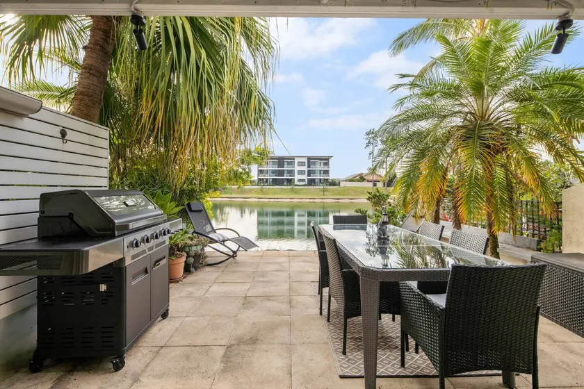 Elanora Oasis - Lakefront Serenity and Resort Living - Image 1