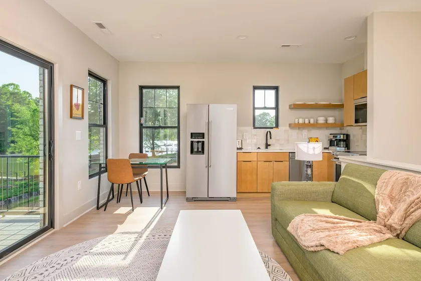 Energetic Lakeview Loft - Image 1