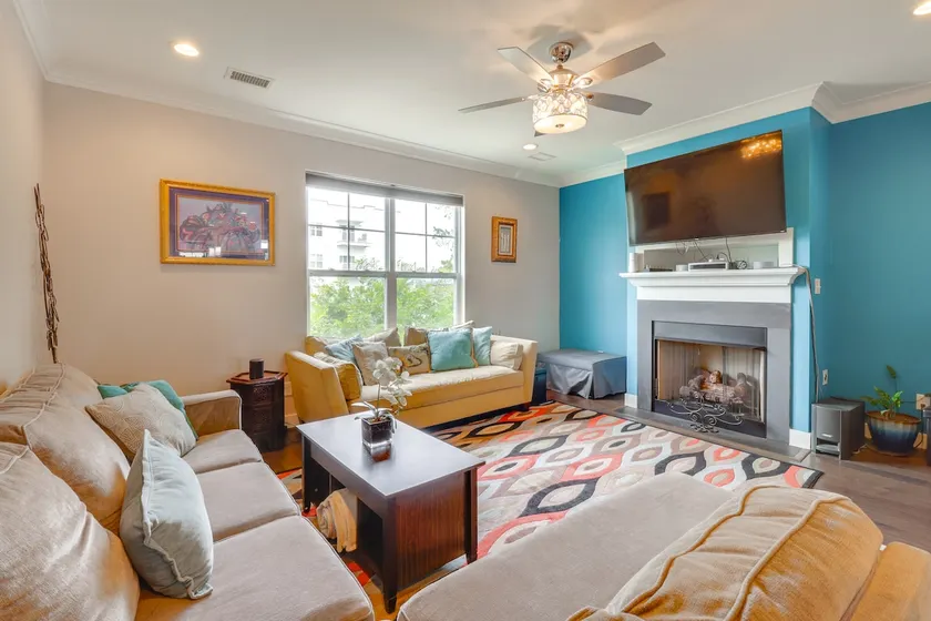 Walk to Ocean: Group Getaway in Virginia Beach! - Image 1