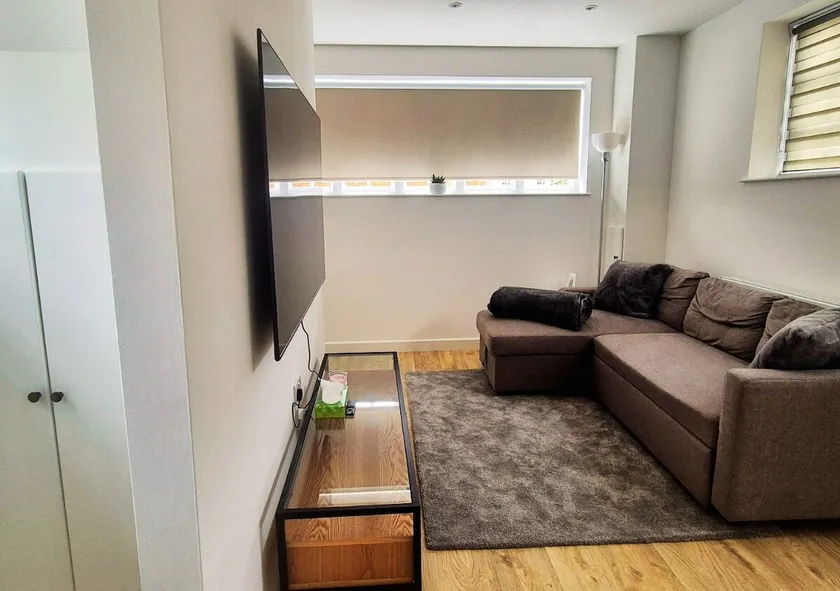 Spacious & Luxury 2BR Flat in Calverton - Image 1