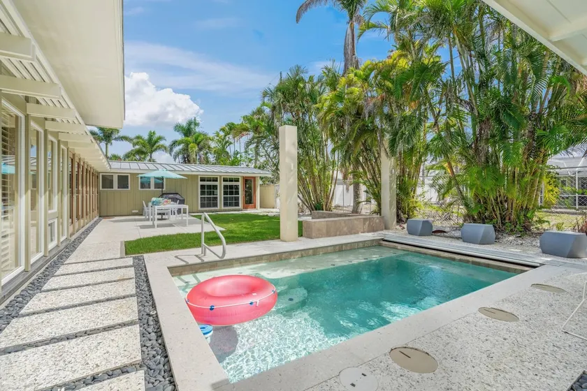 Hidden Gem, Pool, Steps to Beach and St Armands - Image 1