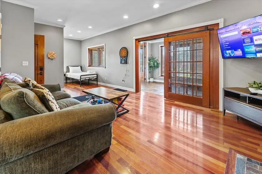 Spacious Downtown Apartment with Free Parking! - Image 1