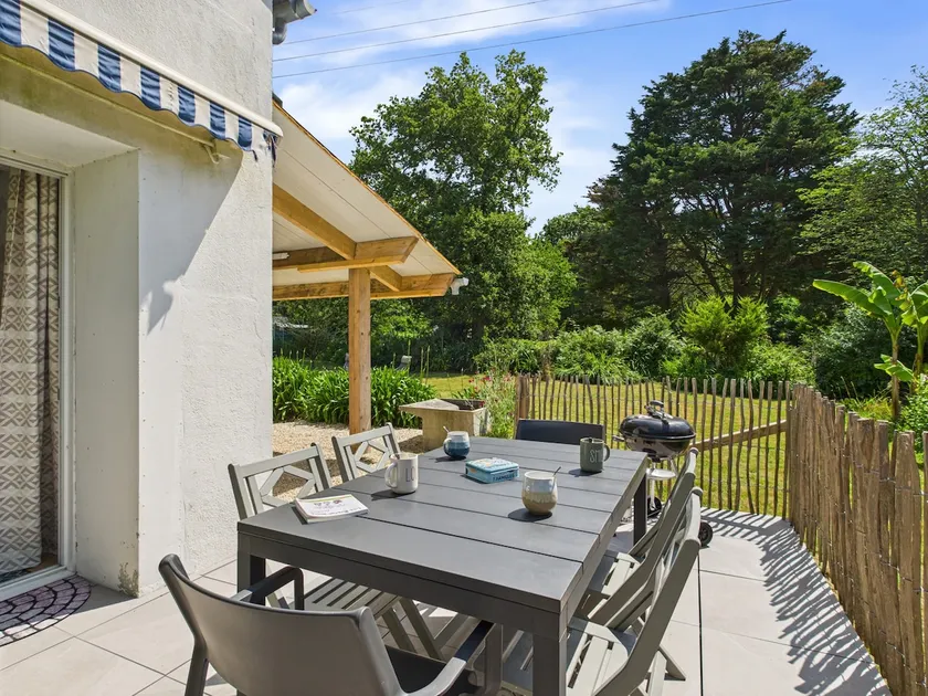 Large garden and terrace - 4 adults and 1 child - Image 1