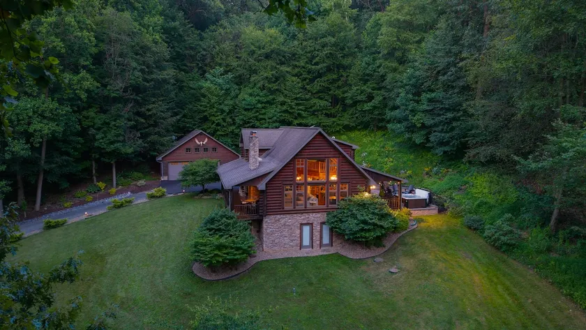 Cozy Secluded Retreat-Hot Tub, Game Room, Fire Pit - Image 1