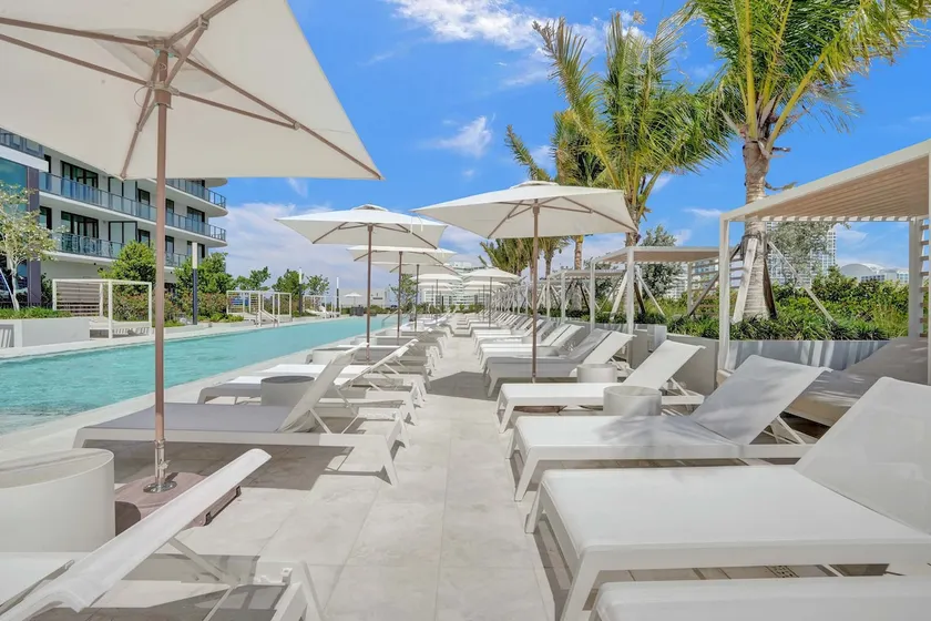 Modern 2BR/2BA w/ Ocean Views – Prime Miami Beach - Image 1