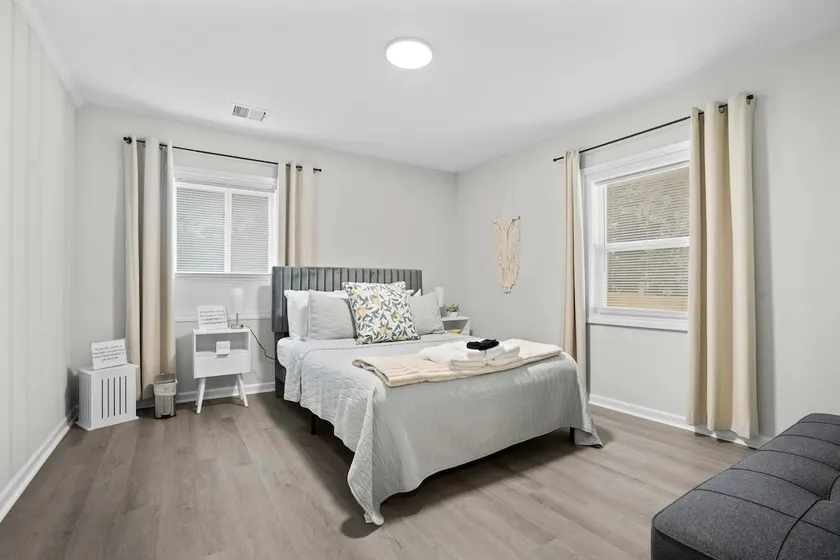 5 Min to Downtown | Smart TVs | Fast Wi-Fi - Image 1