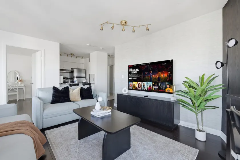 Stylish 2BR Downtown Escape | Prime Victoria Spot - Image 1