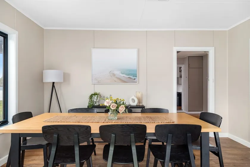 No Vew Coastal Accommodation - Close to beach Big groups Ducted heating & cooling - Image 1