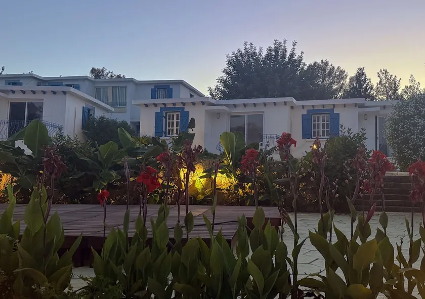 Stunning 1 bedroom bungalow with pool and mountain - Image 1